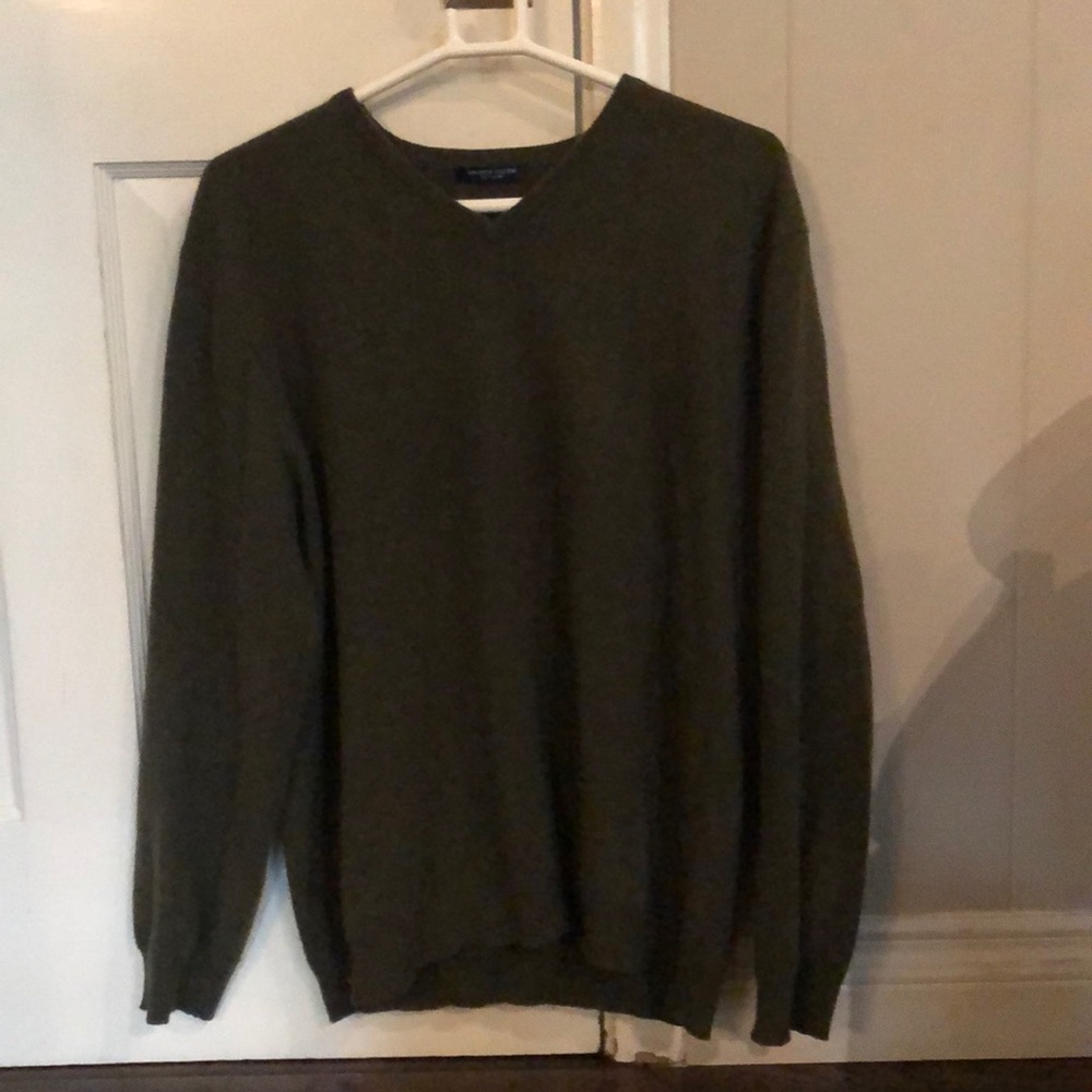 BARELY WORN 100% CASHMERE MENS V-NECK SWEATER